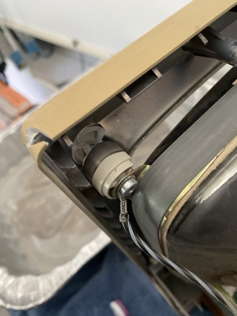 Broken CRT mount MacSE30.