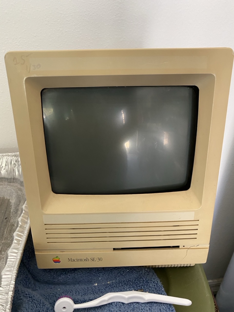 Cracked front bezel MacSE30.