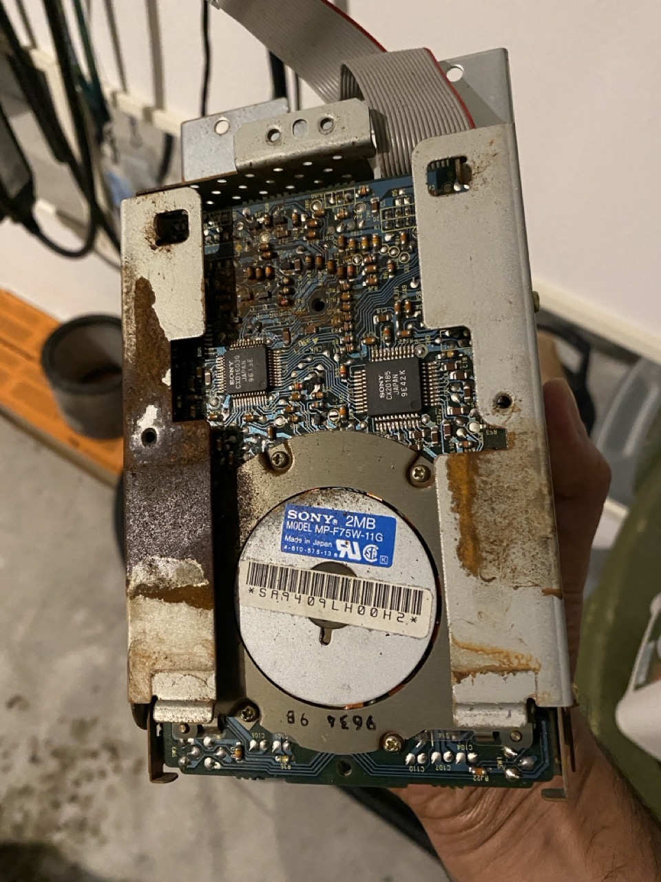 Floppydrivecage rusted.