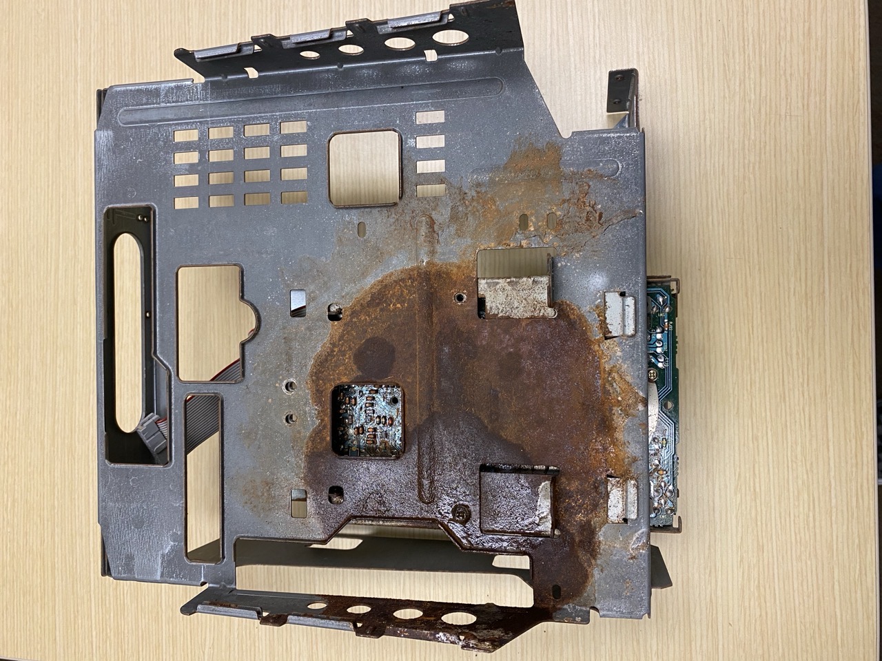 MacSE30Chassis rusted.