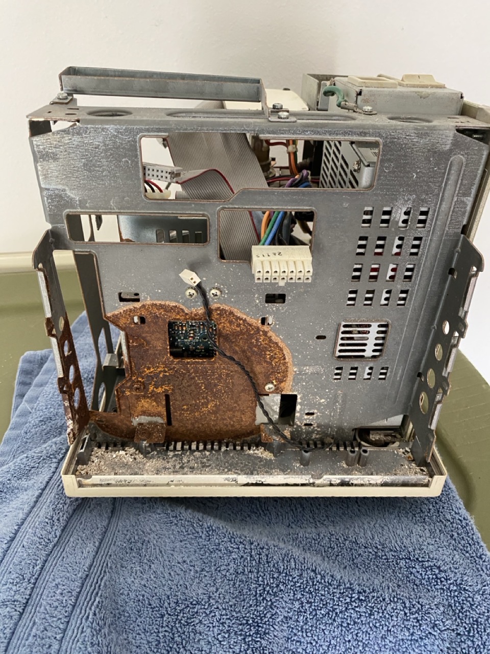 MacSE30 chassis rusted.