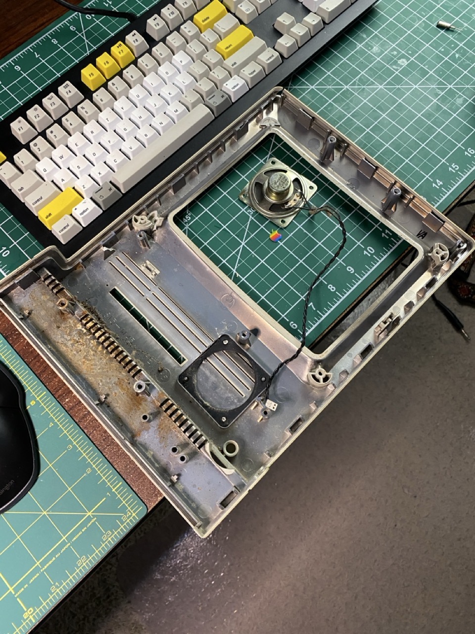 Speaker removed SE30.