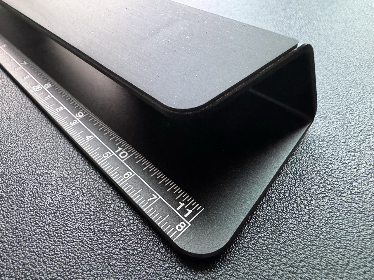 Psitek laptop wedge closeup.